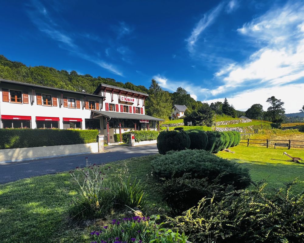 A Saint-Jacques-des-Blats, Elodie et Marc ont à cœur de vous faire passer un agréable séjour à l'hôtel restaurant de l'Escoundillou.