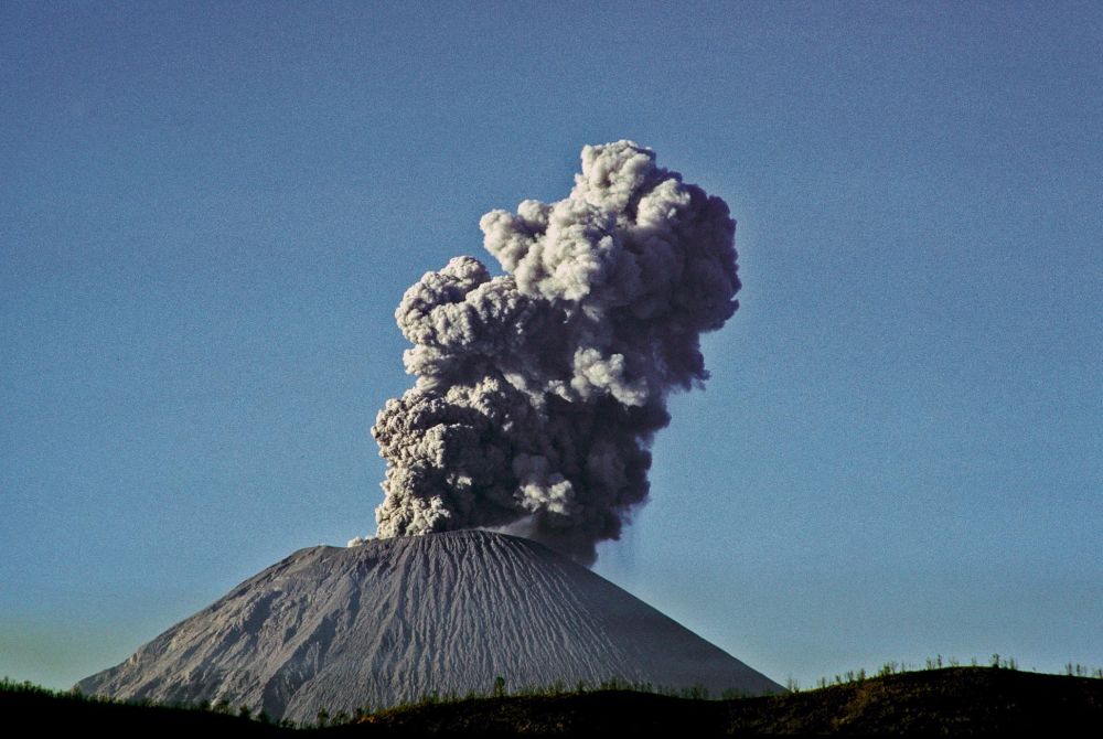 Explosion au strato-volcan Semeru, Java, Indonésie ©Frédéric Lécuyer
