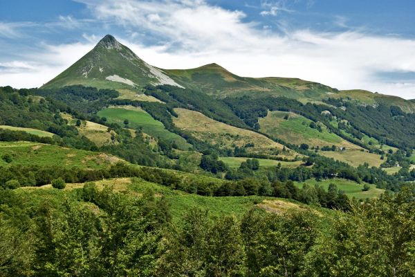 Puy Griou, vu depuis la vallée de la Cère ©Frédéric Lécuyer