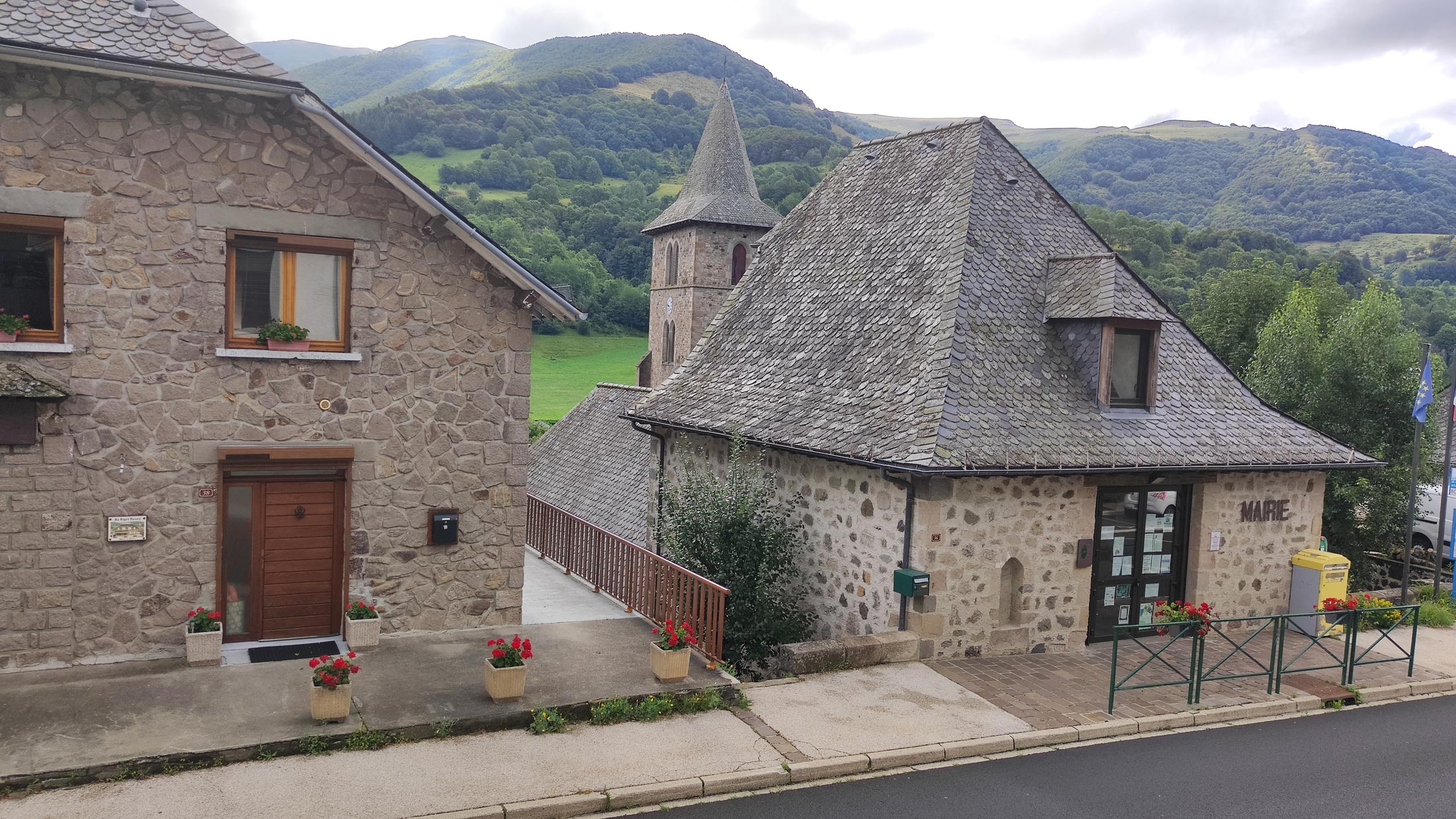 Mairie de Saint-Jacques-des-Blats dans le Cantal