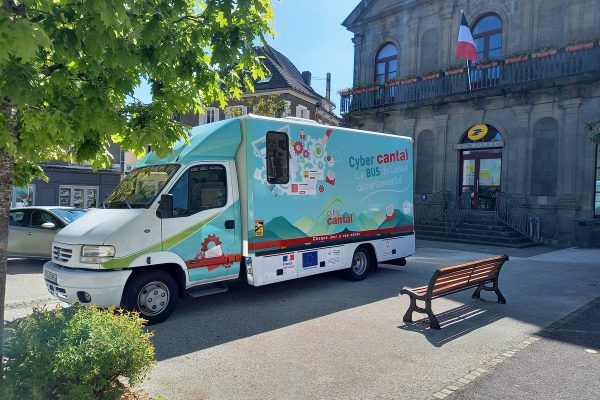 Le "CyberCantal - le bus" assure des permanences un jeudi par mois à Saint-Jacques-des-Blats.