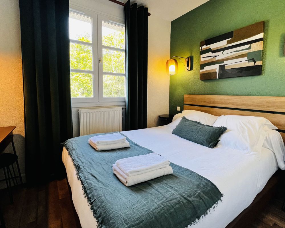 L’hôtel l'Escoundillou de Saint-Jacques-des-Blats est idéalement situé sur le chemin de Saint-Jacques-de-Compostelle