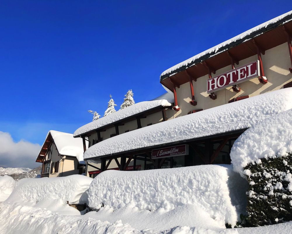 A Saint-Jacques-des-Blats, depuis l'hôtel restaurant de l'Escoundillou profitez d'une magnifique vue sur les célèbres Plomb du Cantal et Puy Griou.