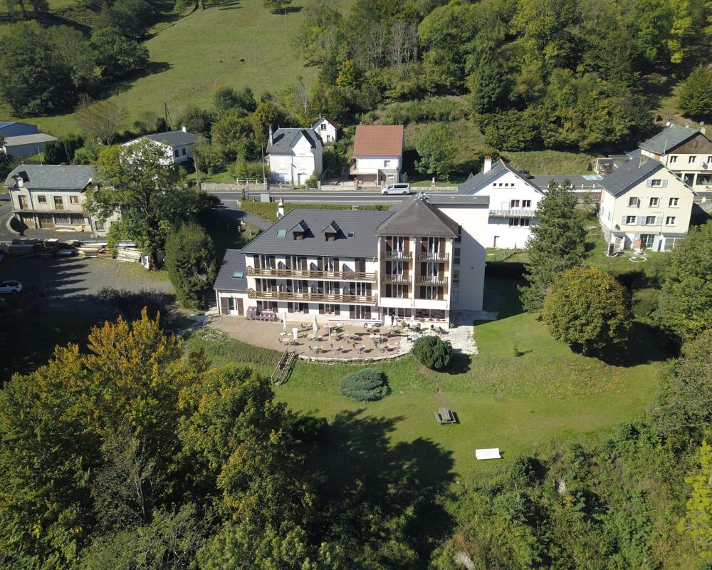 A Saint-Jacques-des-Blats, Anaïs et Sylvain ont choisi de reprendre le flambeau de la ferme familiale du Griou existante depuis 2 générations.