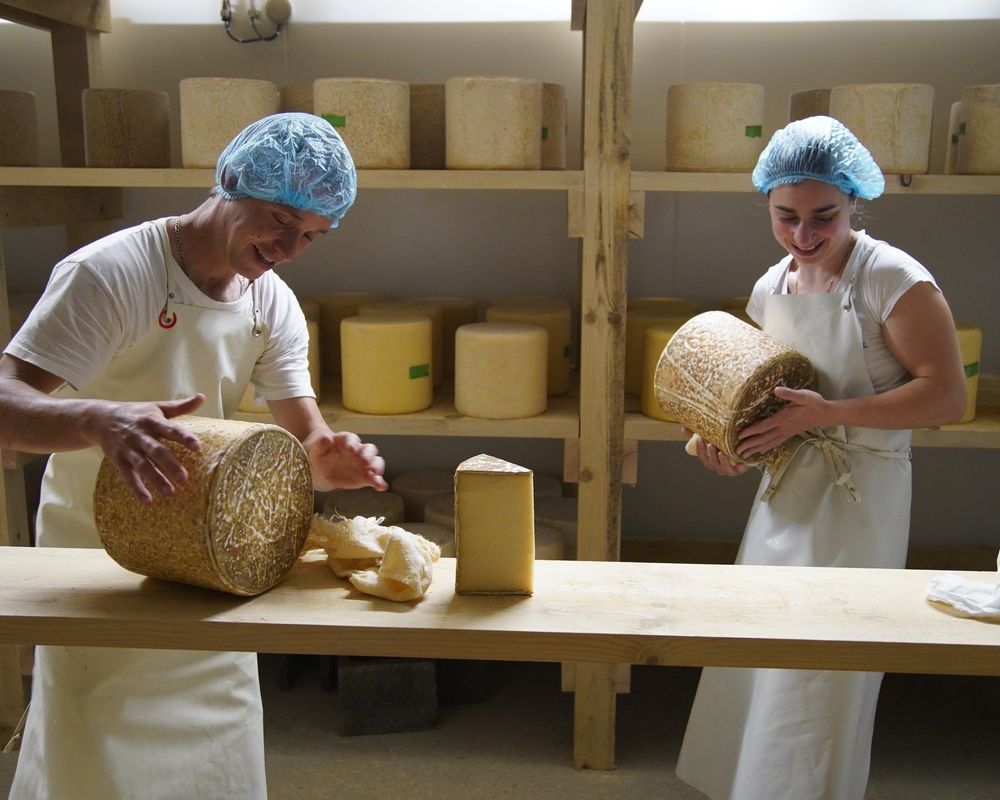 A Saint-Jacques-des-Blats, Anaïs et Sylvain ont choisi de reprendre le flambeau de la ferme familiale du Griou existante depuis 2 générations.