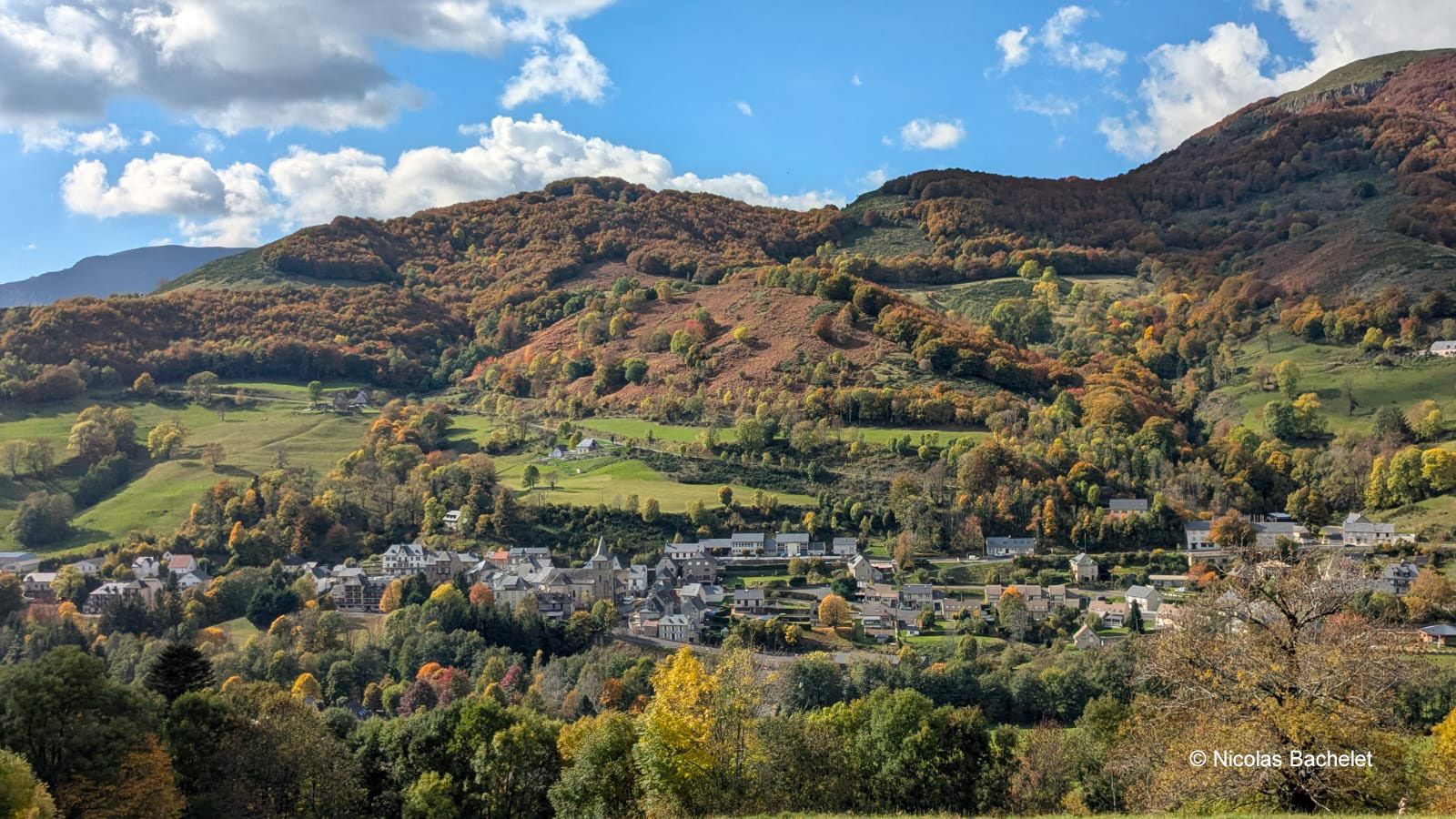 Vue depuis la commune de Saint-Jacques-des-Blats dans le Cantal en automne