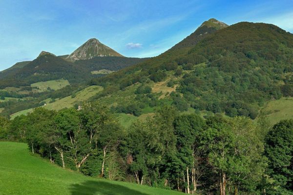 Puys de l'Uscalde, du Griounou et du Griou vus depuis l'Ouest ©Frédéric Lécuyer