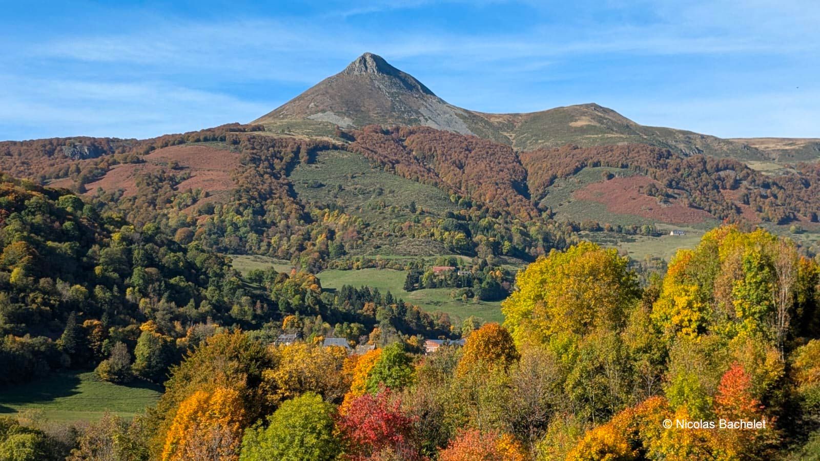 Vue depuis la commune de Saint-Jacques-des-Blats dans le Cantal en automne