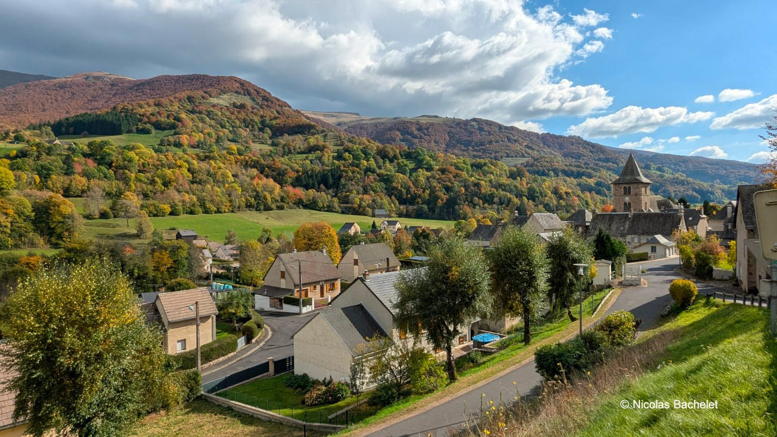 Vue depuis la commune de Saint-Jacques-des-Blats dans le Cantal en automne