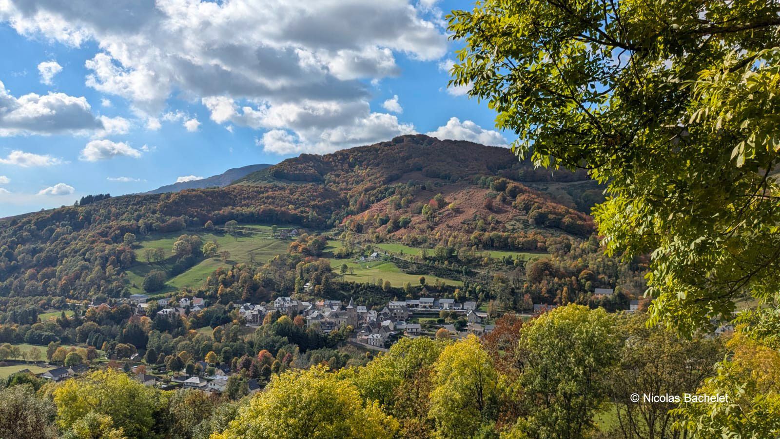 Vue depuis la commune de Saint-Jacques-des-Blats dans le Cantal en automne