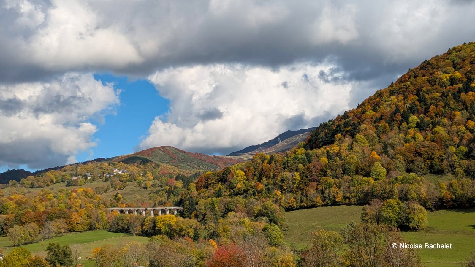 Vue depuis la commune de Saint-Jacques-des-Blats dans le Cantal en automne