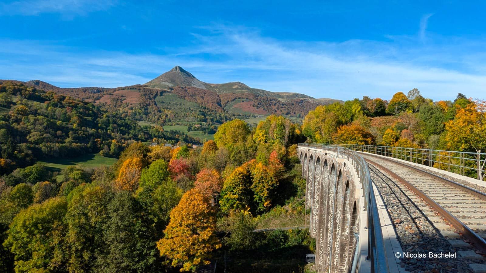Vue depuis la commune de Saint-Jacques-des-Blats dans le Cantal en automne
