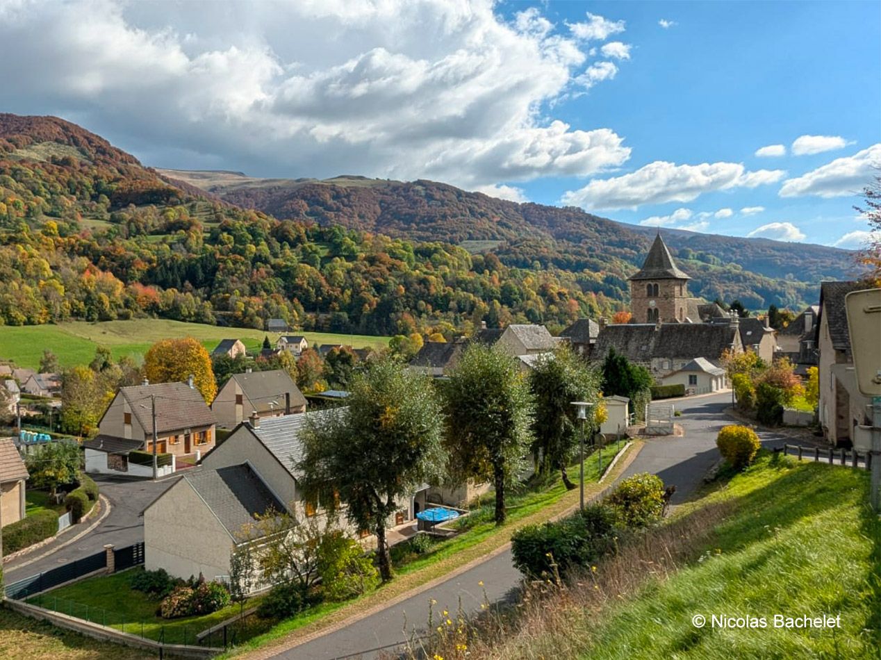 Commune de Saint-Jacques-des-Blats en automne